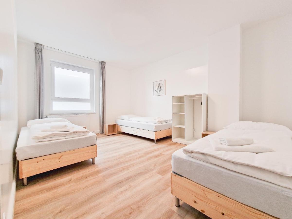 Tolstov - With 3 - 15 Min Messe Dus & 10 Min Old Town Dus Düsseldorf